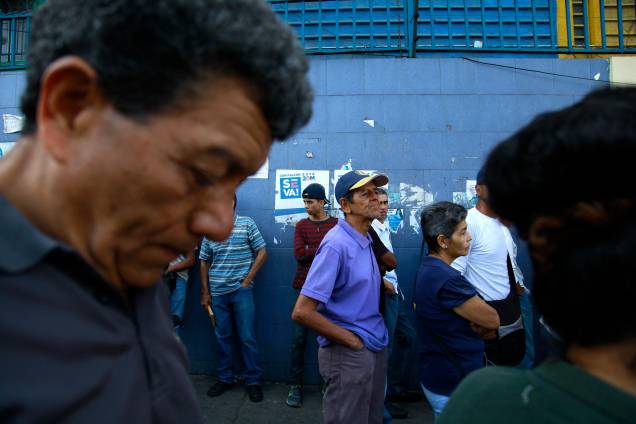 Cidadãos venezuelanos esperam para votar em uma seção de votação durante a eleição presidencial em Caracas - 20/05/2018 Cidadãos venezuelanos esperam para votar em uma seção de votação durante a eleição presidencial em Caracas - 20/05/2018