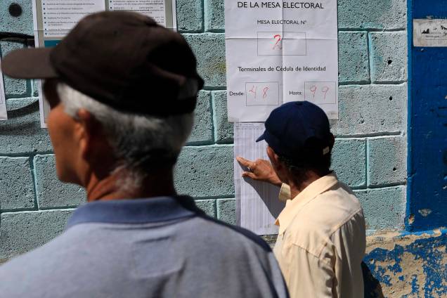 Cidadãos venezuelanos checam listas eleitorais em um centro de votação durante a eleição presidencial em Caracas - 20/05/2018 Cidadãos venezuelanos checam listas eleitorais em um centro de votação durante a eleição presidencial em Caracas - 20/05/2018