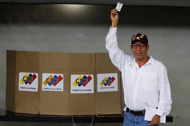O candidato Henri Falcón, do partido Avanzada Progresista, posa para foto depois de votar durante a eleição presidencial em Barquisimeto, na Venezuela - 20/05/2018 O candidato Henri Falcón, do partido Avanzada Progresista, posa para foto depois de votar durante a eleição presidencial em Barquisimeto, na Venezuela - 20/05/2018