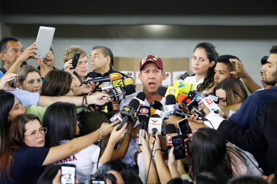 O candidato Henri Falcón, do partido Avanzada Progresista, fala à imprensa depois de votar durante a eleição presidencial em Barquisimeto, na Venezuela - 20/05/2018