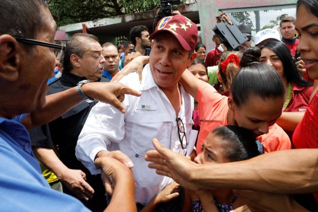 O candidato Henri Falcón, do partido Avanzada Progresista, cumprimenta partidários depois de votar durante a eleição presidencial em Barquisimeto, na Venezuela - 20/05/2018 O candidato Henri Falcón, do partido Avanzada Progresista, cumprimenta partidários depois de votar durante a eleição presidencial em Barquisimeto, na Venezuela - 20/05/2018