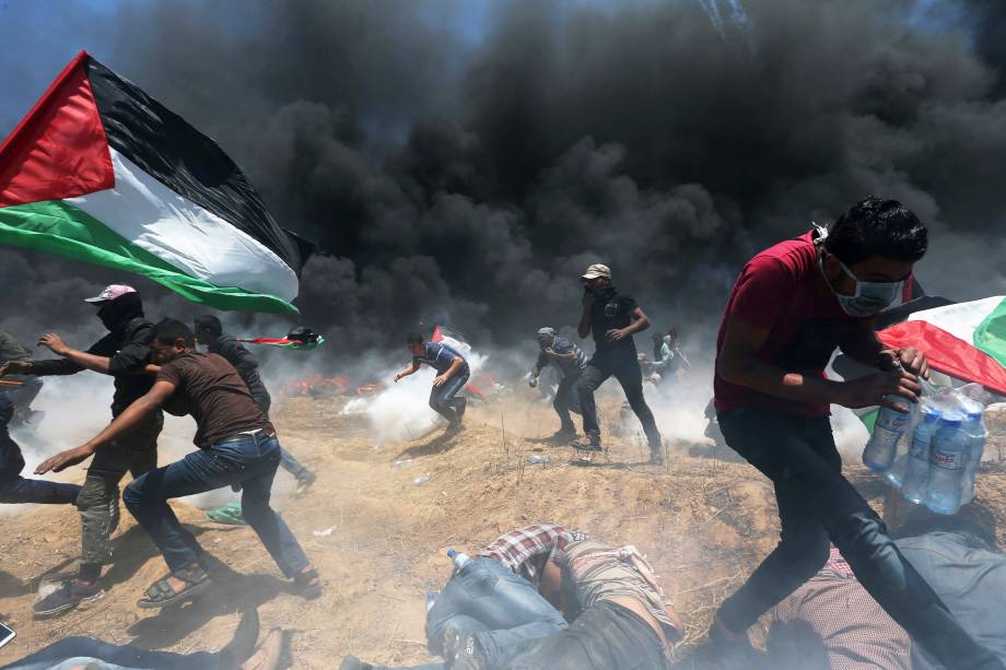 Manifestantes palestinos entram em confronto com o exército israelense durante protesto contra a mudança da embaixada dos Estados Unidos para Jerusalém no sul da Faixa de Gaza - 14/05/2018 Manifestantes palestinos entram em confronto com o exército israelense durante protesto contra a mudança da embaixada dos Estados Unidos para Jerusalém no sul da Faixa de Gaza - 14/05/2018