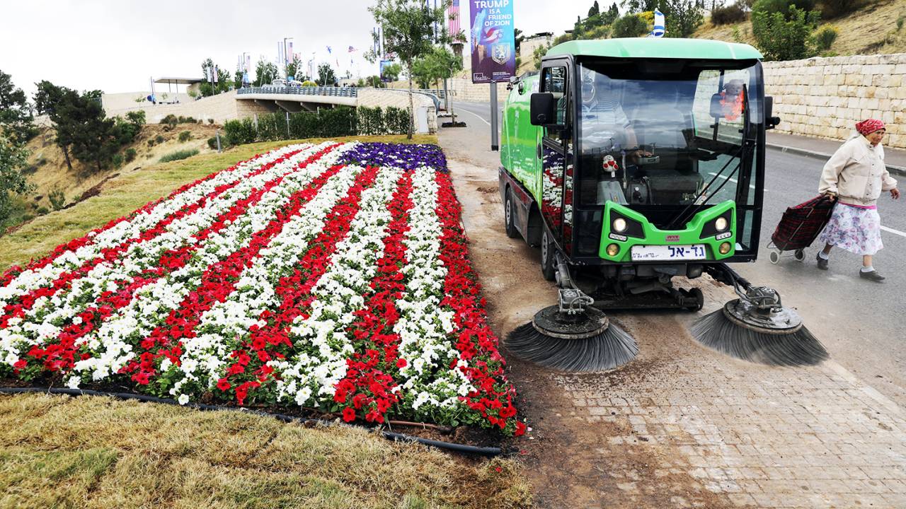 Canteiro de flores na forma de bandeira dos Estados Unidos é visto próximo da nova embaixada em Jerusalém - 13/05/2018