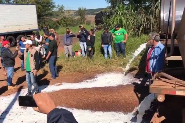 Produtores de Nova Prata do Iguaçu (PR) jogam leite fora Produtores de Nova Prata do Iguaçu (PR) jogam leite fora