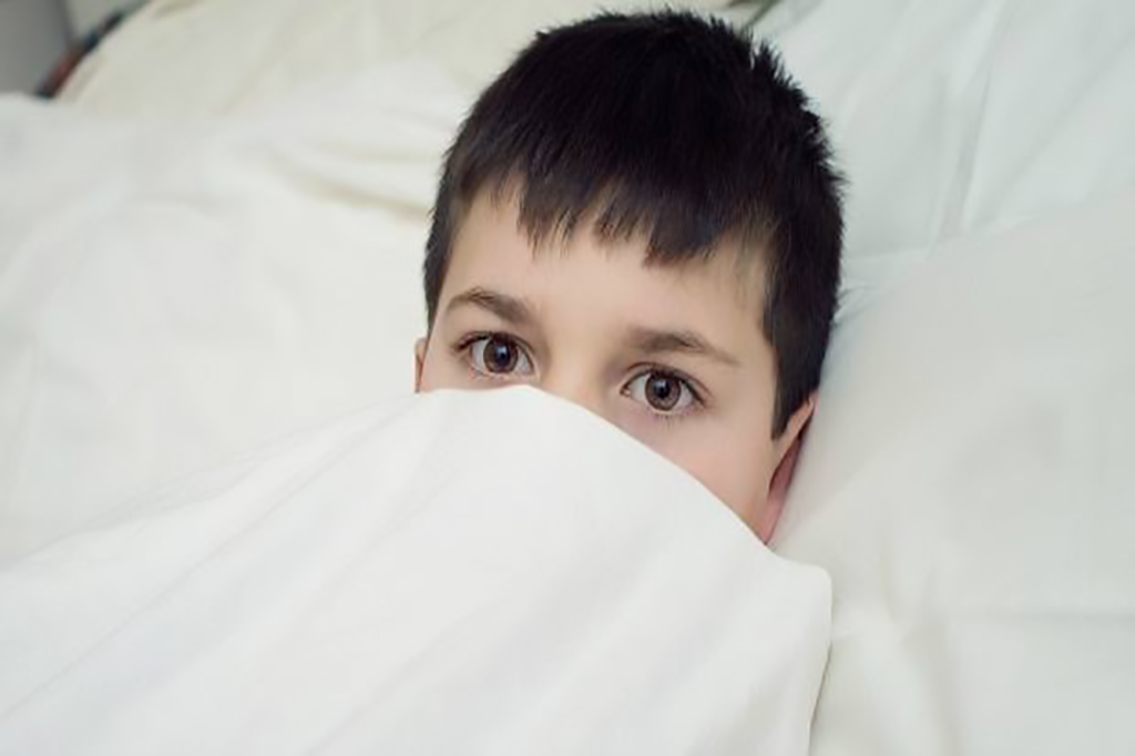 Família: Criança com medo do escuro? Como os pais podem resolver