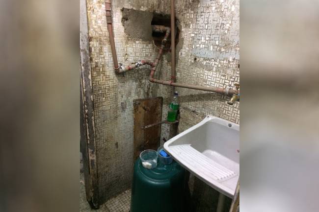 Prédios ocupados em SP O banheiro do edifício funciona com encanamento improvisado