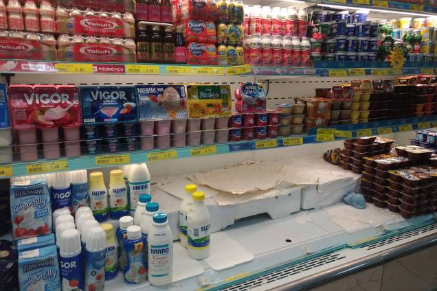 Supermercado em São Paulo apresenta prateleiras vazias com falta de produtos para reposição Supermercado em São Paulo apresenta prateleiras vazias com falta de produtos para reposição