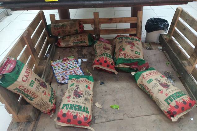Supermercado em São Paulo apresenta prateleiras vazias com falta de produtos para reposição Supermercado em São Paulo apresenta prateleiras vazias com falta de produtos para reposição