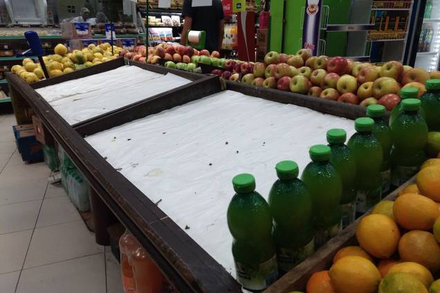 Supermercado em São Paulo apresenta prateleiras vazias com falta de produtos para reposição Supermercado em São Paulo apresenta prateleiras vazias com falta de produtos para reposição