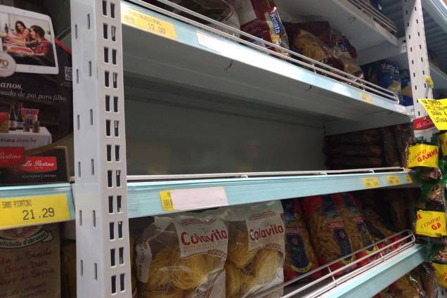 Supermercado em São Paulo apresenta prateleiras vazias com falta de produtos para reposição Supermercado em São Paulo apresenta prateleiras vazias com falta de produtos para reposição