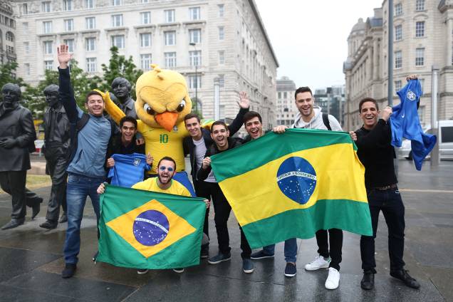 Mascote da seleção visita Liverpool e posa com torcedores - 02/06/2018 Mascote da seleção visita Liverpool e posa com torcedores - 02/06/2018