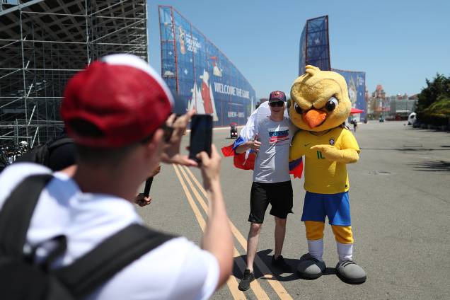 Canarinho pistola posa para foto com torcedores dos Estados Unidos - 14/06/2018 Canarinho pistola posa para foto com torcedores dos Estados Unidos - 14/06/2018