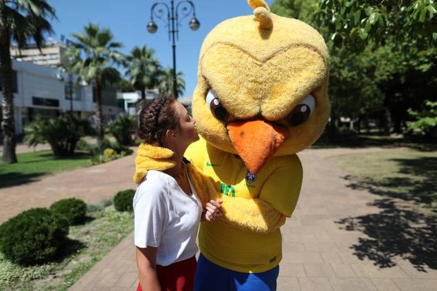 Canarinho pistola recebe carinho de fãs em Sochi - 14/06/2018 Canarinho pistola recebe carinho de fãs em Sochi - 14/06/2018