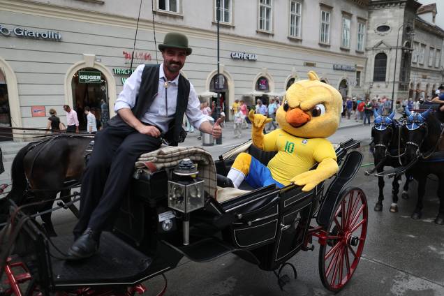 Canarinho pistola passeia pela cidade de Viena, Áustria - 09/06/2018 Canarinho pistola passeia pela cidade de Viena, Áustria - 09/06/2018