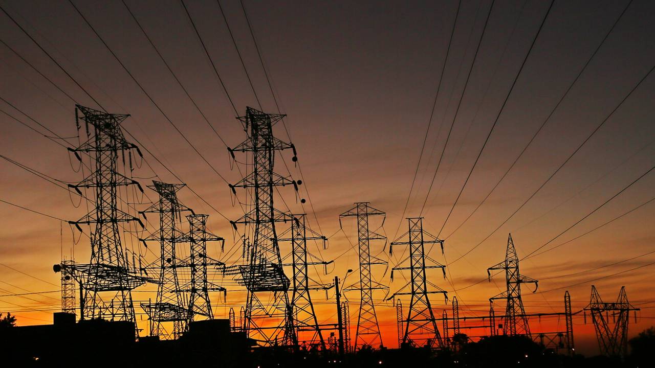 Vista de linhas de transmissão de energia elétrica no município de Ribeirão Preto (SP) - 02/07/2017