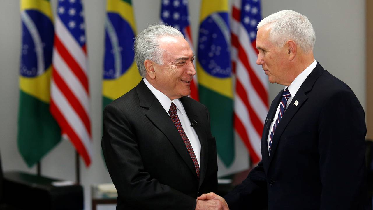 O presidente da República, Michel Temer,cumprimenta o vice-presidente dos EUA, Mike Pence, em Brasília (DF) - 26/06/2018