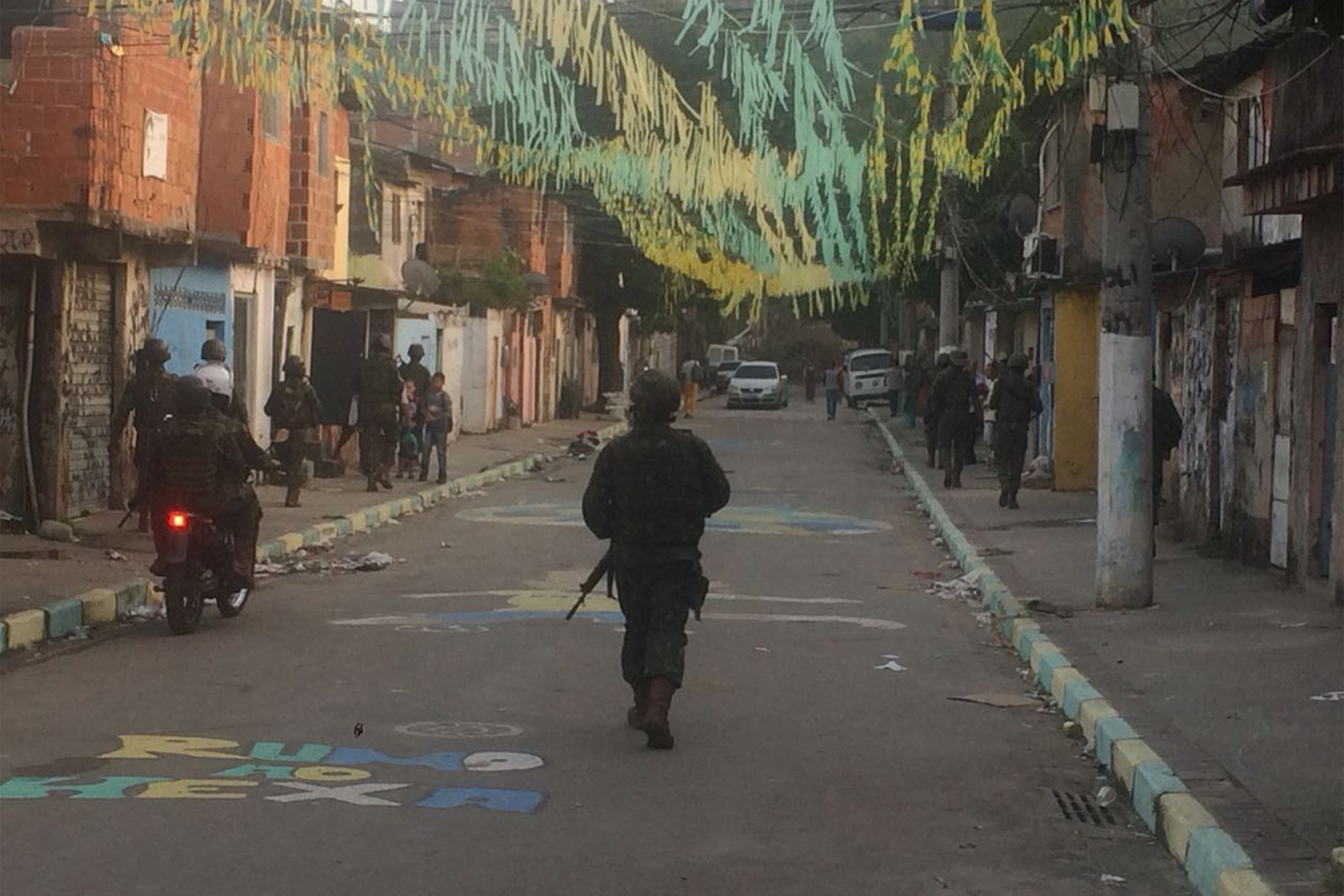 Com 5.400 homens, Rio faz maior ação militar desde o início da intervenção
