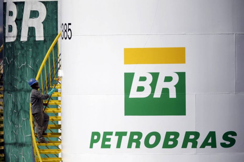 Funcionários da Petrobras aprovam greve a partir de sábado