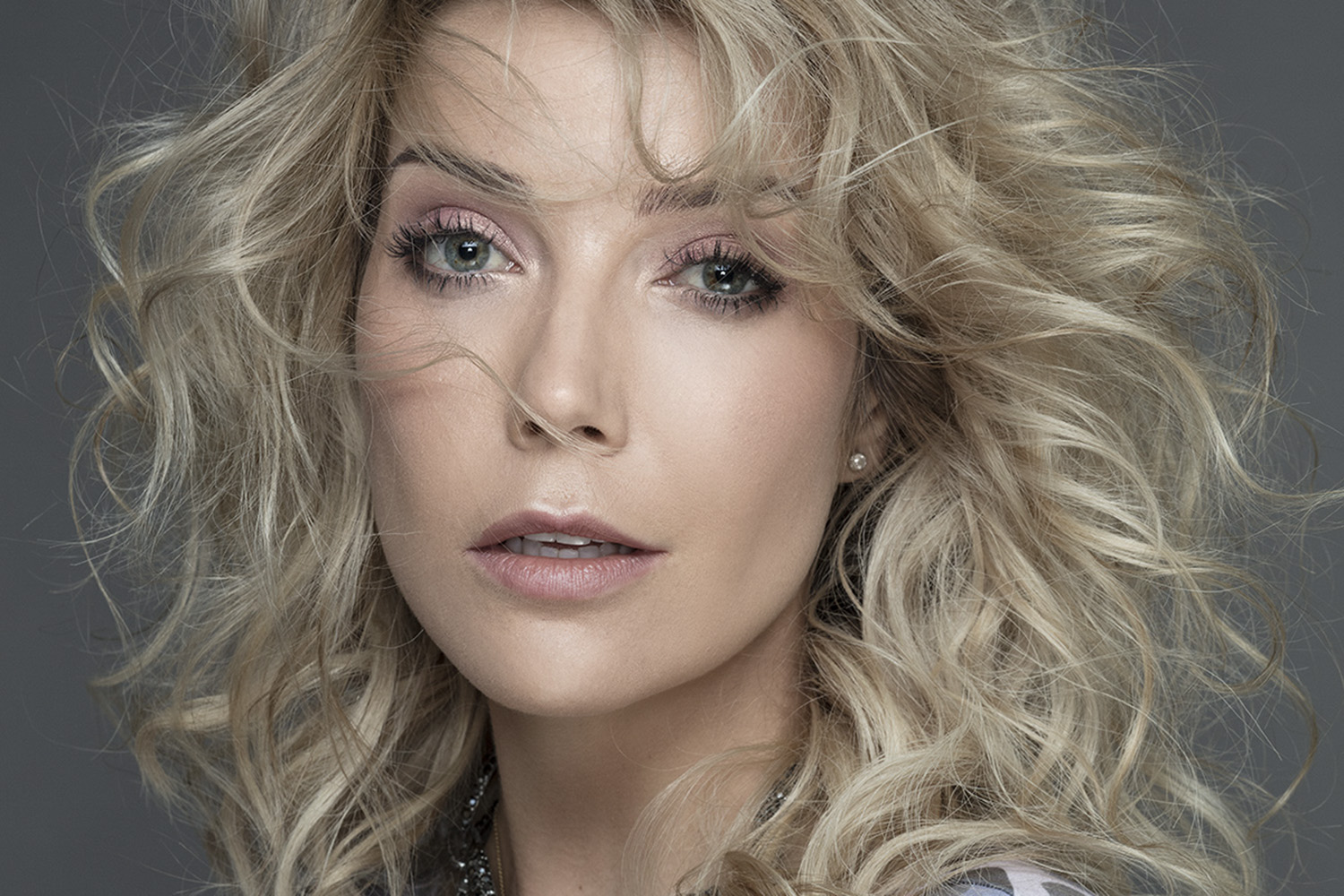 Luiza Possi se diz criticada por amigos após virar evangélica