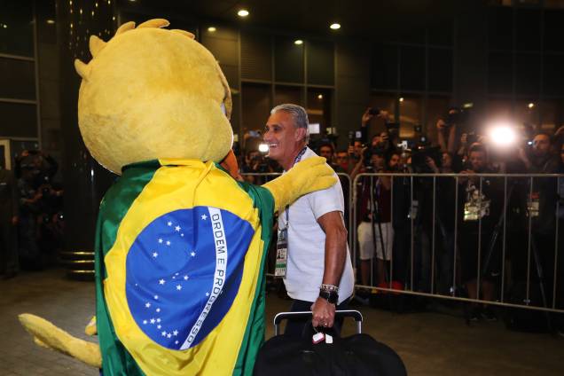 O técnico da Seleção Brasileira, Tite, cumprimenta o Canarinho Pistola, na chegada da delegação em Moscou - 25/06/2018 O técnico da Seleção Brasileira, Tite, cumprimenta o Canarinho Pistola, na chegada da delegação em Moscou - 25/06/2018