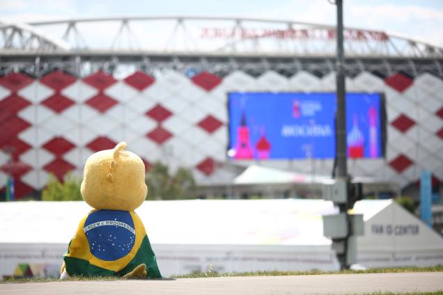 Canarinho Pistola é fotografado em frente à arena Spartak em Moscou antes da partida entre Brasil e Sérvia - 27/06/2018 Canarinho Pistola é fotografado em frente à arena Spartak em Moscou antes da partida entre Brasil e Sérvia - 27/06/2018
