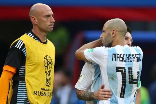 O meio-campista, Javier Mascherano, consola Lionel Messi após a derrota para a França nas oitavas de final - 30/06/2018 O meio-campista, Javier Mascherano, consola Lionel Messi após a derrota para a França nas oitavas de final - 30/06/2018