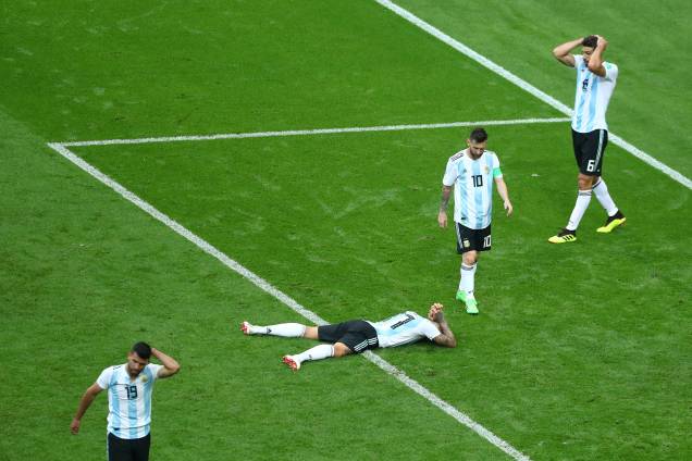 Jogadores argentinos reagem após o término da partida contra a França nas oitavas de final - 30/06/2018 Jogadores argentinos reagem após o término da partida contra a França nas oitavas de final - 30/06/2018