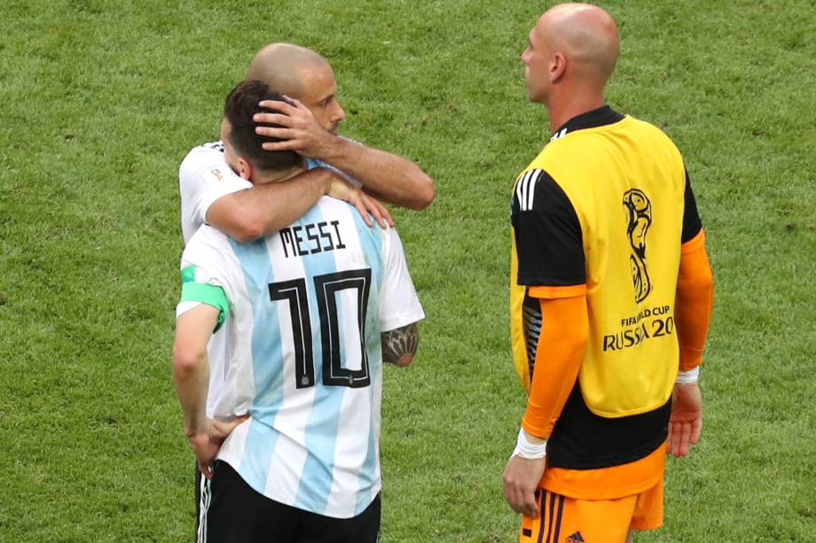 O meio-campista, Javier Mascherano, consola Lionel Messi após a derrota para a França nas oitavas de final - 30/06/2018