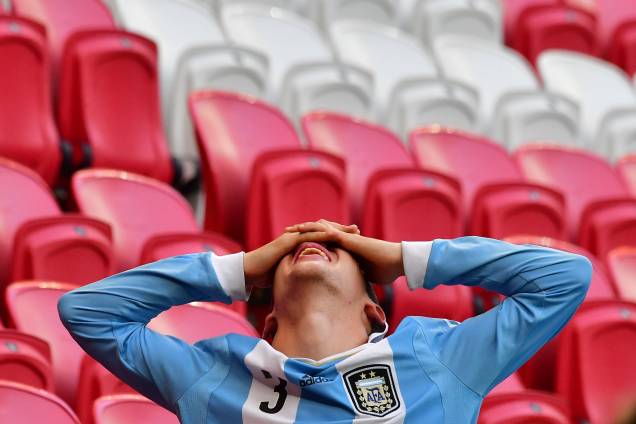 Um torcedor argentino lamenta após a eliminação da seleção na Copa do Mundo Rússia, no jogo das oitavas de final contra a França - 30/06/2018 Um torcedor argentino lamenta após a eliminação da seleção na Copa do Mundo Rússia, no jogo das oitavas de final contra a França - 30/06/2018