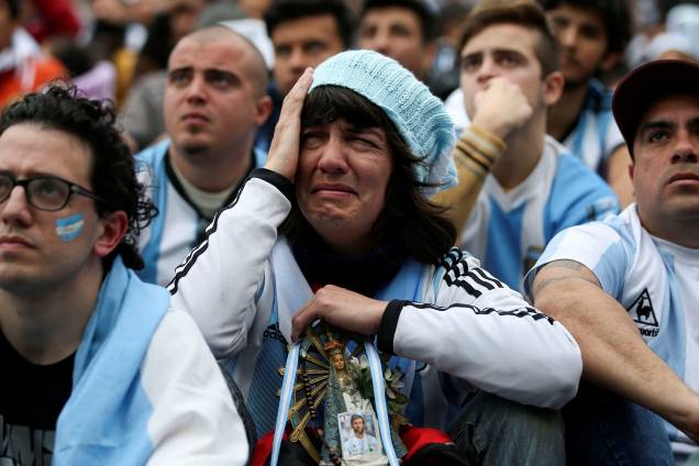 Reação de torcedores argentinos na Praça San Martin, em Buenos Aires, após a derrota e eliminação da seleção para a França - 30/06/2018 Reação de torcedores argentinos na Praça San Martin, em Buenos Aires, após a derrota e eliminação da seleção para a França - 30/06/2018