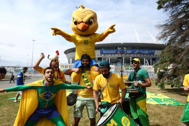 Canarinho pistola é exaltado por torcedores brasileiros em São Petersburgo - 21/06/2018 Canarinho pistola é exaltado por torcedores brasileiros em São Petersburgo - 21/06/2018