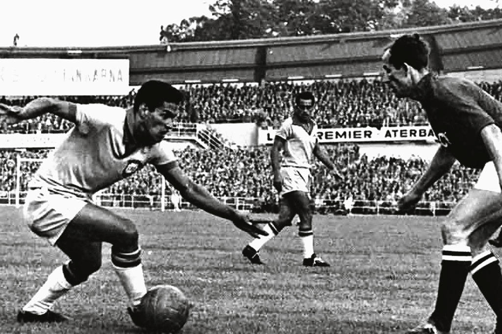 OUSADIA - Nos três espetaculares primeiros minutos iniciais da partida vencida por 2 a 0, Garrincha fez o estádio sorrir