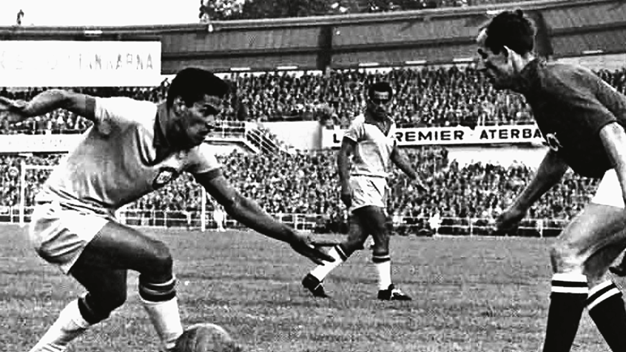 OUSADIA - Nos três espetaculares primeiros minutos iniciais da partida vencida por 2 a 0, Garrincha fez o estádio sorrir