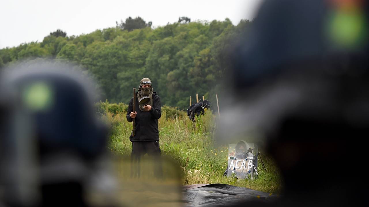 Manifestantes ambientais entram em confronto com policiais franceses, na área de aeroporto abandonado em Notre-Dame-des-Landes - 17/05/2018