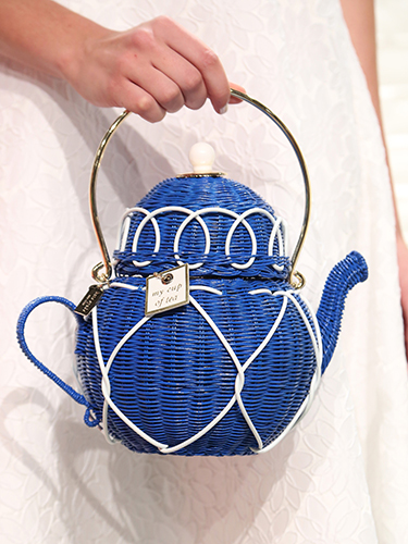 Bolsas de Kate Spade Modelo posa com bolsa criada por Kate Spade, em Nova York - 11/09/2015