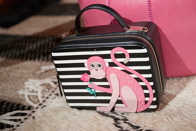 Bolsas de Kate Spade Modelo posa com bolsa criada por Kate Spade, em Nova York - 11/09/2015