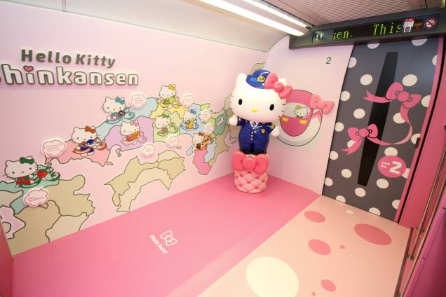 Os viajantes poderão levar uma recordação: tirar uma foto com uma reprodução em tamanho humano da personagem, criada no começo dos anos 70 por uma designer da Sanrio Os viajantes poderão levar uma recordação: tirar uma foto com uma reprodução em tamanho humano da personagem, criada no começo dos anos 70 por uma designer da Sanrio