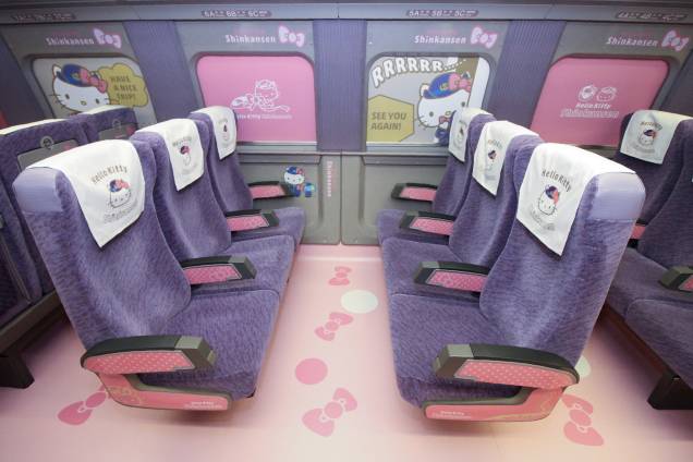 Os vagões têm assentos lilás e rosa, decorados com desenhos da Hello Kitty Os vagões têm assentos lilás e rosa, decorados com desenhos da Hello Kitty