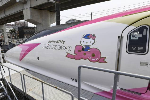 A West Japan Railway Co. (JR-West) apresenta um trem-bala com o tema da personagem Hello Kitty na cidade de Nakagawa, Japão A West Japan Railway Co. (JR-West) apresenta um trem-bala com o tema da personagem Hello Kitty na cidade de Nakagawa, Japão