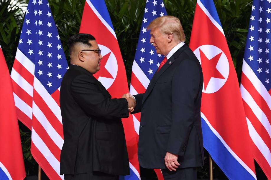 O líder da Coreia do Norte, Kim Jong-un, cumprimenta o presidente dos Estados Unidos, Donald Trump, no início da histórica cúpula, no Hotel Capella, na ilha de Sentosa, em Singapura