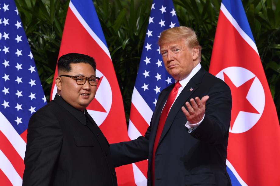 O ditador da Coreia do Norte, Kim Jong-un, cumprimenta o presidente dos Estados Unidos, Donald Trump, no início da histórica cúpula, no Hotel Capella, na ilha de Sentosa, em Singapura