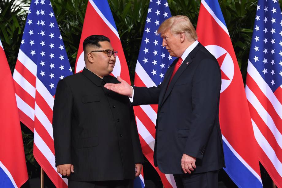 O ditador da Coreia do Norte, Kim Jong-un, cumprimenta o presidente dos Estados Unidos, Donald Trump, no início da histórica cúpula, no Hotel Capella, na ilha de Sentosa, em Singapura