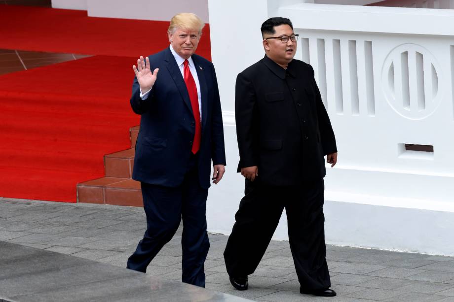 O presidente dos Estados Unidos, Donald Trump, e o ditador norte-coreano, Kim Jong-un, caminham depois do almoço no Hotel Capella, na ilha de Sentosa, em Singapura