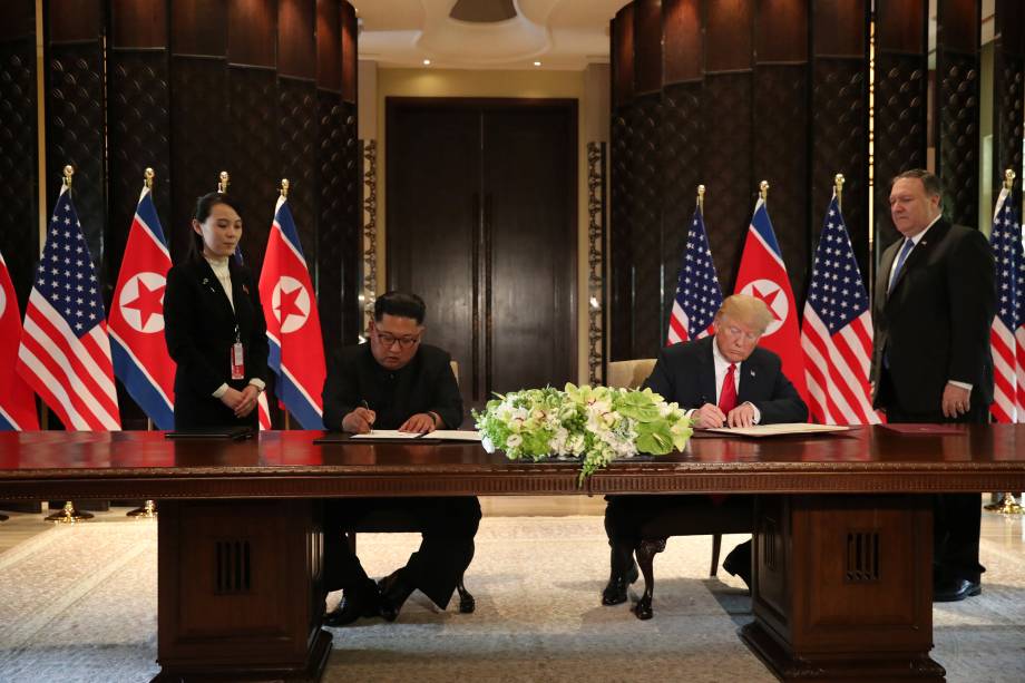 O presidente dos Estados Unidos, Donald Trump, e o ditador da Coreia do Norte, Kim Jong-un, assinam documentos após encontro no Hotel Capella, na ilha de Sentosa, em Singapura