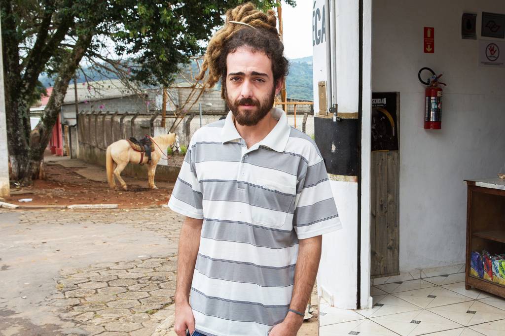 Os Eleitores – Tuiuti O comerciante Lynicker Wesley Roveran Dourado na frente de sua loja em Tuiuti (SP) - 08/06/2018