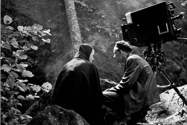 O cineasta sueco Ingmar Bergmann auxilia ator Bengt Ekerot durante o filme 'O Sétimo Selo' O cineasta sueco Ingmar Bergmann auxilia ator Bengt Ekerot durante o filme 'O Sétimo Selo'