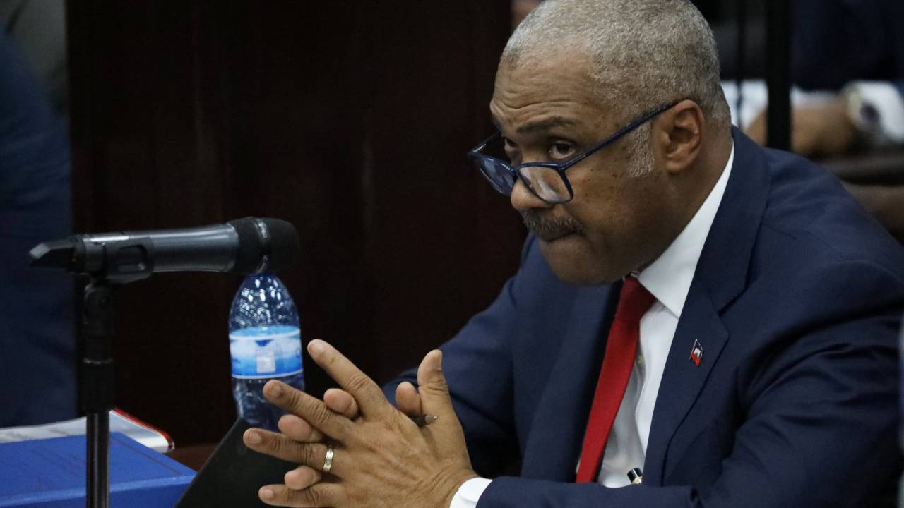 O ex-primeiro-ministro do Haiti Jack Guy Lafontant durante reunião com parlamentares em Porto Príncipe