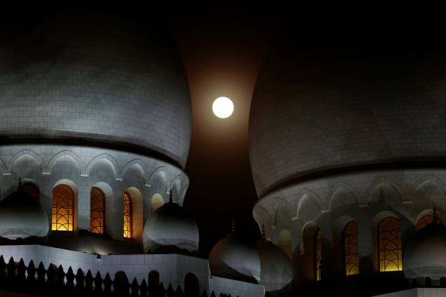 Eclipse lunar é visto na Mesquita do Sheikh Zayed, em Abu Dhabi, localizada nos Emirados Árabes Unidos - 27/07/2018 Eclipse lunar é visto na Mesquita do Sheikh Zayed, em Abu Dhabi, localizada nos Emirados Árabes Unidos - 27/07/2018