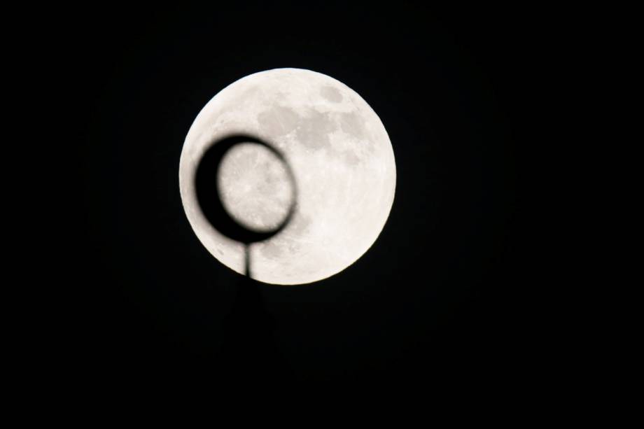 Eclipse lunar é visto na Mesquita do Sheikh Zayed, em Abu Dhabi, localizada nos Emirados Árabes Unidos - 27/07/2018