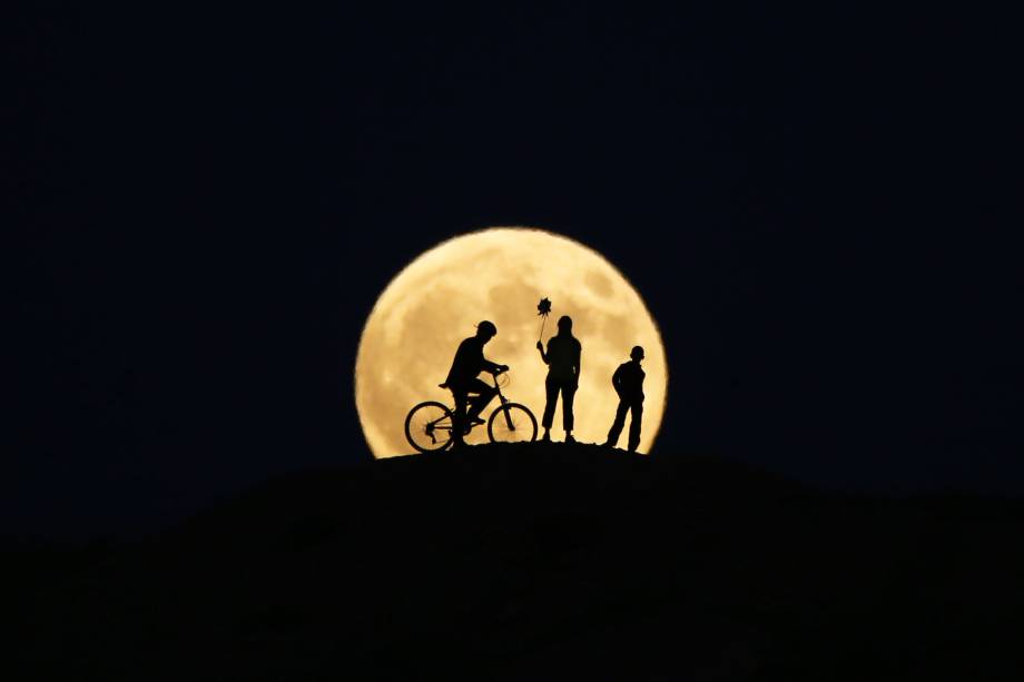 Silhuetas de pessoas são vistas durante o fenômeno "Lua de Sangue", em Van, na Turquia - 27/07/2018